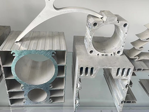 优质铝型材挤压机相较于普通设备，在成型精度、生产效率、材料适配性等核心维度具备哪些关键优势，能满足建筑、工业、新能源等领域对高精度铝型材的规模化生产要求？